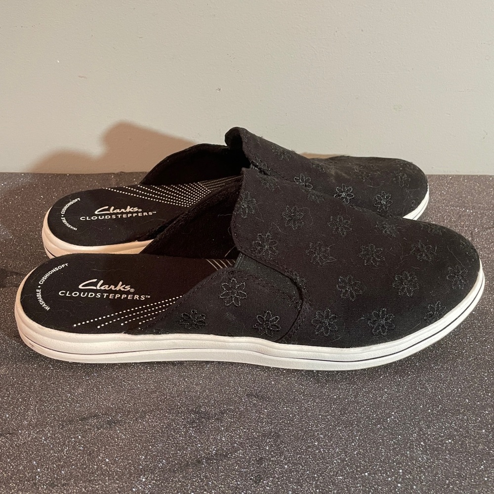 Clarks Womens Floral Breeze Step Slide.  Size 11. Comfortable!
